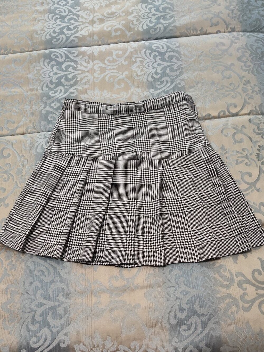 H&M girl's black & white houndstooth pleated skirt, Excellent used cond., sz. 20